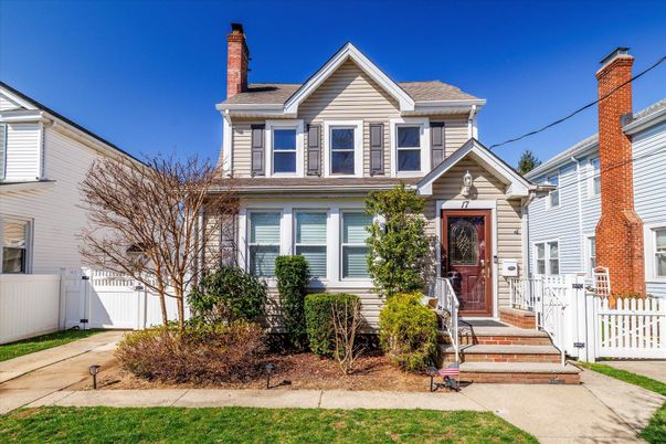 Exterior, Facade, Queen Anne Victorian