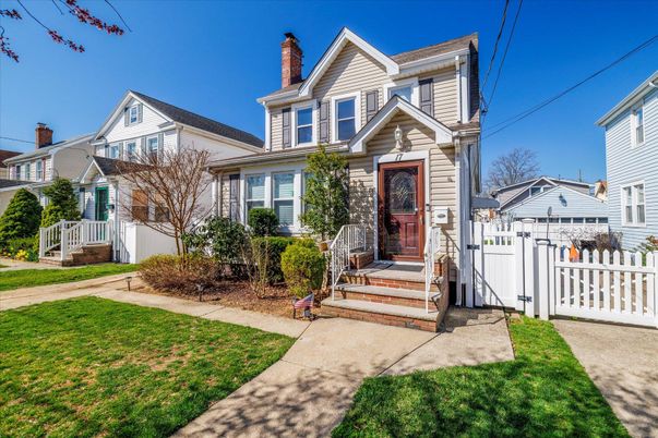 Exterior, Facade, Queen Anne Victorian