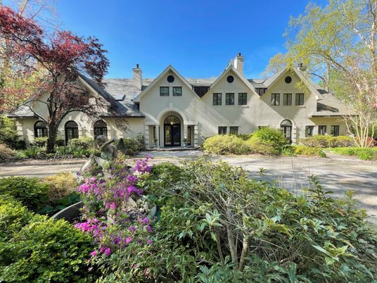Backyard, Exterior, Facade, Queen Anne Victorian