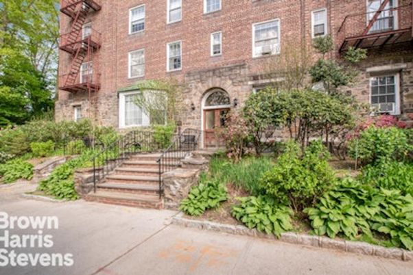 Exterior, Facade, Brick Facade, Rowhouse