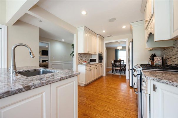 Dining room, Interior, Kitchen, Pendant Lights, Recessed Lighting, Stainless Steel Appliances, Wood Texture Flooring