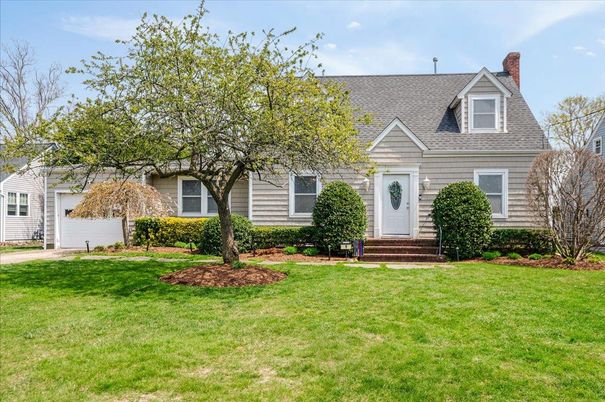 Attached, Exterior, Facade, Cape Cod