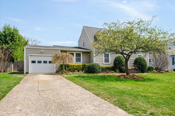 Attached, Exterior, Facade, Cape Cod