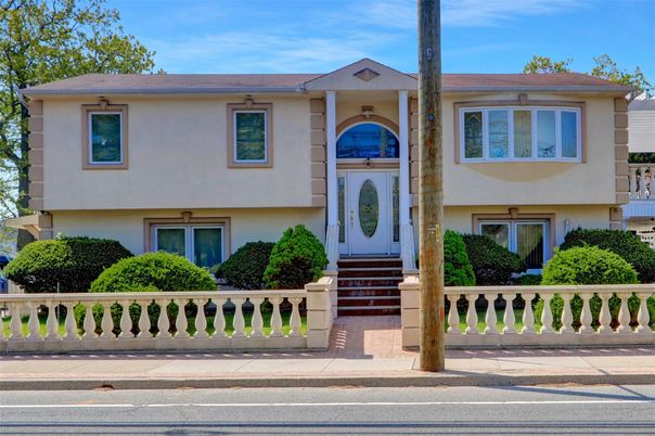 Exterior, Facade, Raised Ranch