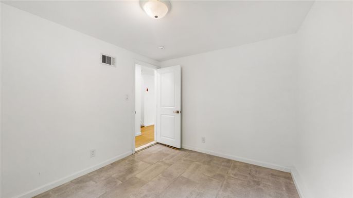 Empty room, Interior