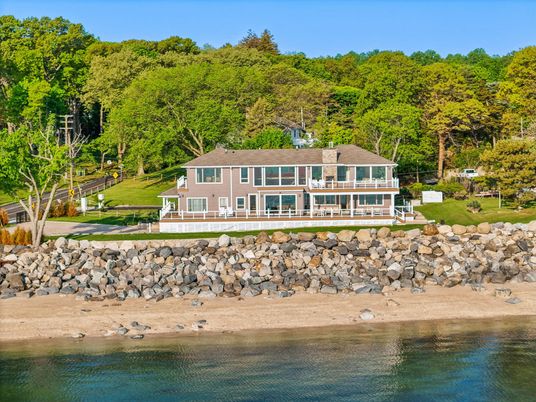 Exterior, Lake