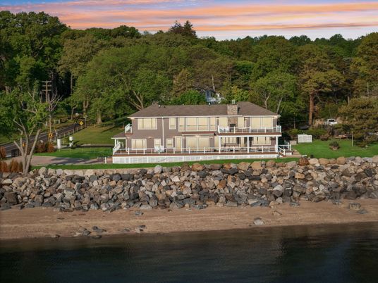 Exterior, Lake