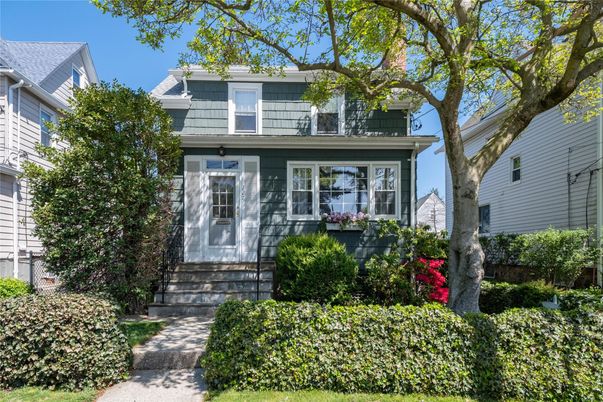 Exterior, Facade, American Foursquare
