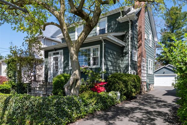 Exterior, Facade, American Foursquare