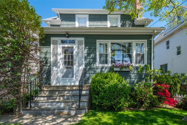 Exterior, Facade, American Foursquare