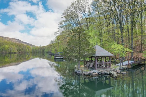 Exterior, Lake