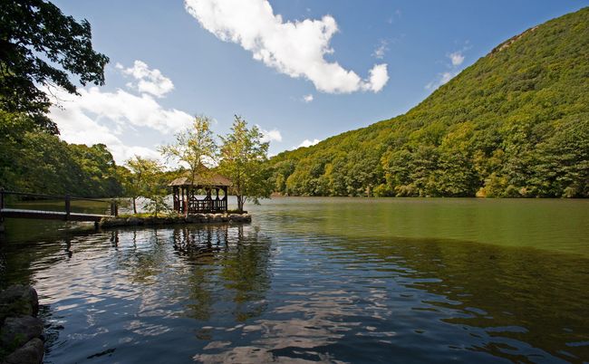 Exterior, Lake