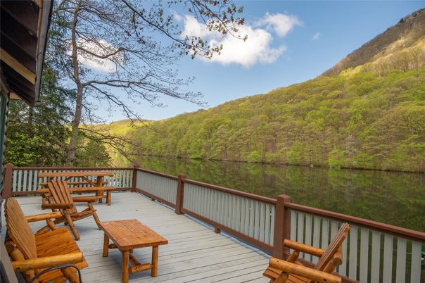 Exterior, Lake