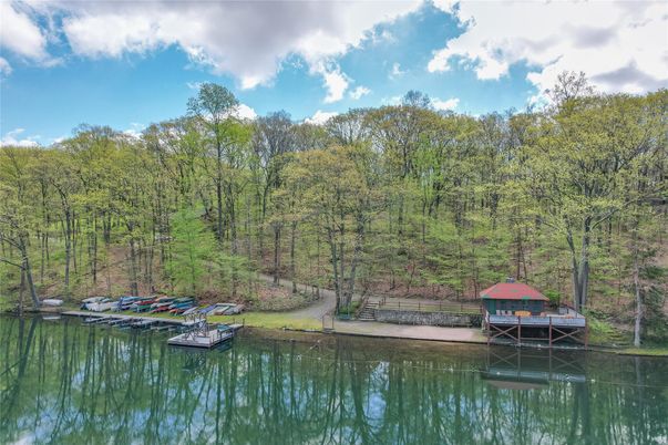 Exterior, Lake