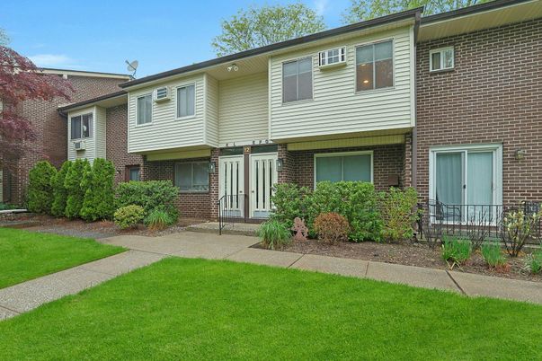 Exterior, Facade, Brick Facade, Raised Ranch