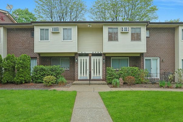 Exterior, Facade, Brick Facade, Raised Ranch