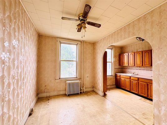 Empty room, Interior