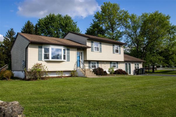 Attached, Exterior, Facade, Split Level
