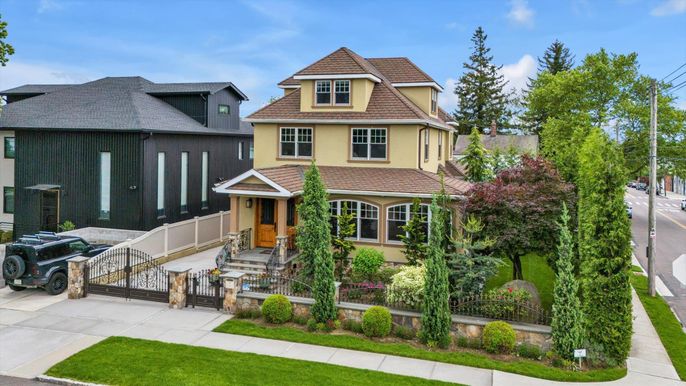 Exterior, Facade, Queen Anne Victorian