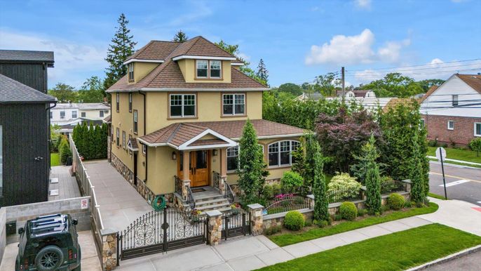Exterior, Facade, Queen Anne Victorian