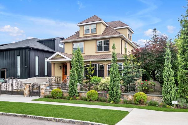 Exterior, Facade, Queen Anne Victorian