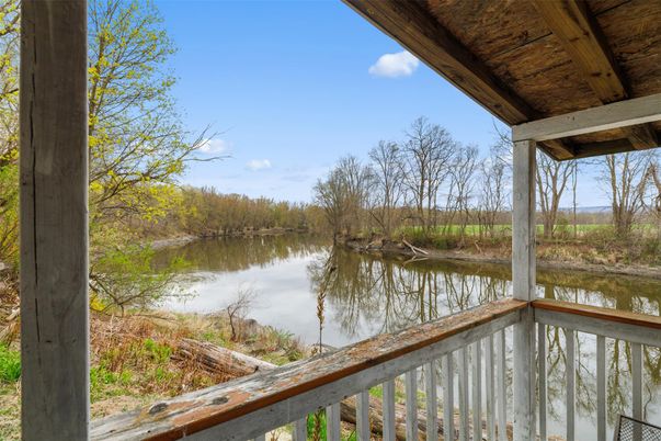 Exterior, Lake