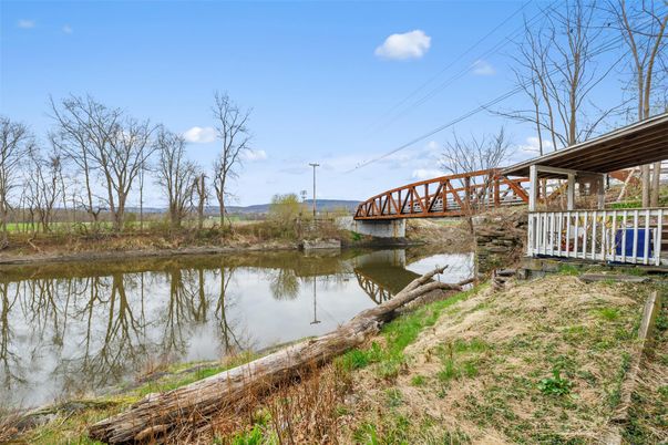 Exterior, Lake