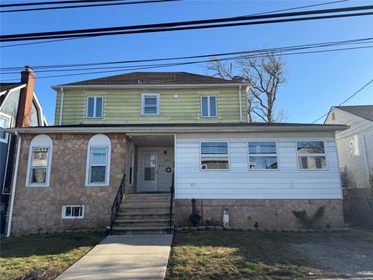 Exterior, Facade, American Foursquare