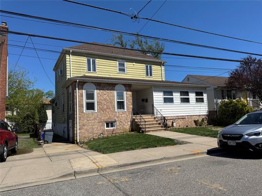 Exterior, Facade, American Foursquare