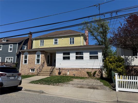 Exterior, Facade, American Foursquare