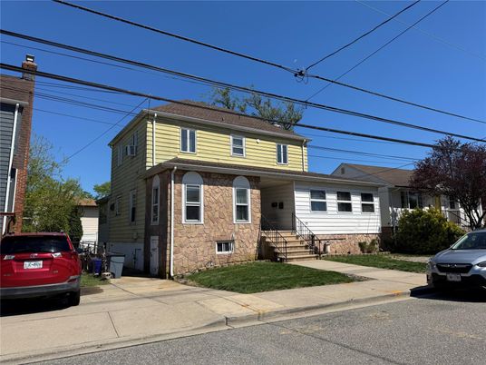 Exterior, Facade, American Foursquare