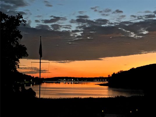 Exterior, Lake
