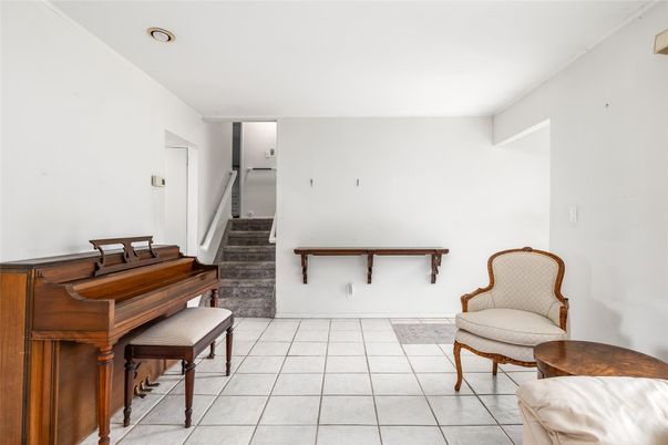 Interior, Piano