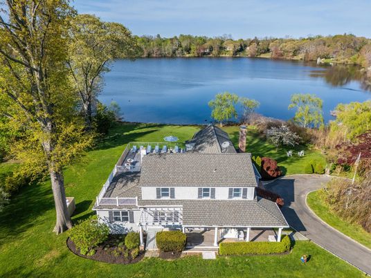 Exterior, Lake