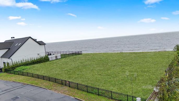 Exterior, Lake