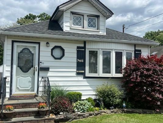 Exterior, Facade, Queen Anne Victorian