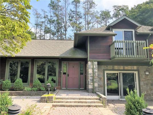 Exterior, Facade, Ranch