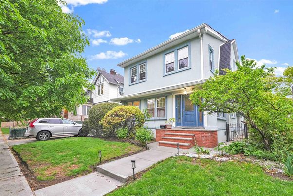 Exterior, Facade, American Foursquare