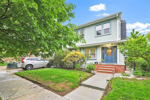 Exterior, Facade, American Foursquare
