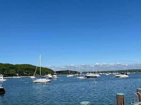 Exterior, Lake