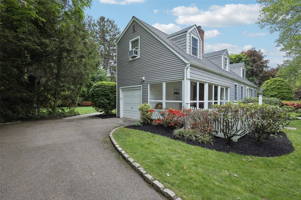 Attached, Exterior, Facade, Queen Anne Victorian
