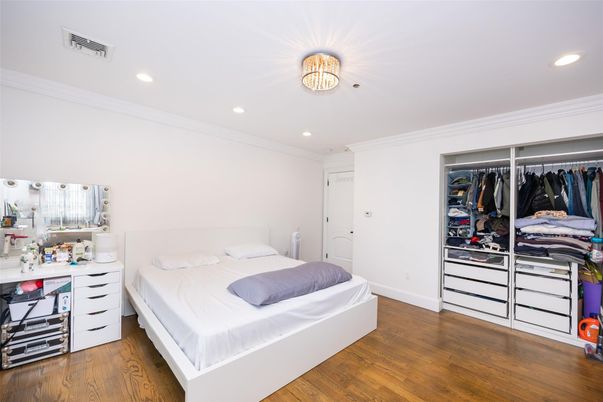 Bedroom, Interior, Recessed Lighting, Walk-in Closets, Wood Texture Flooring
