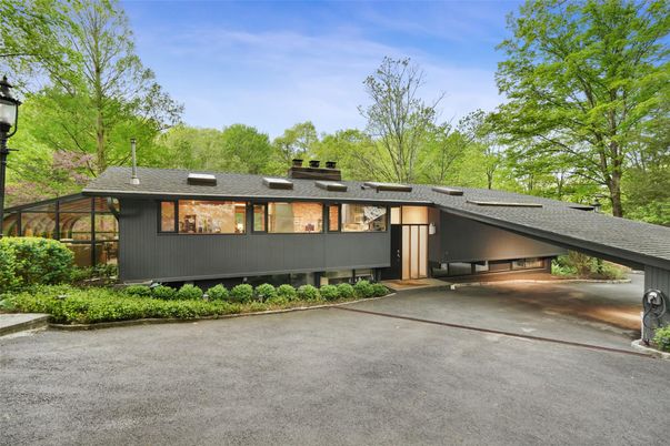 Exterior, Facade, Modern