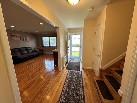 Interior, Recessed Lighting, Wood Texture Flooring