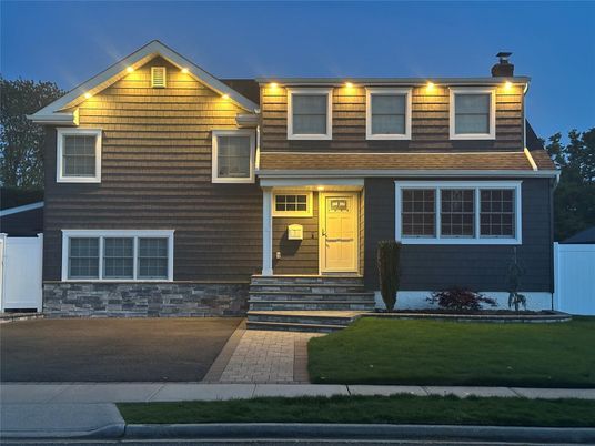 Exterior, Facade, Split Level