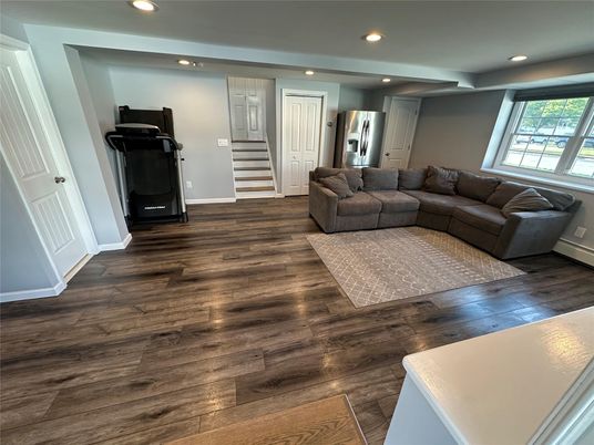 Fitness Equipment, Interior, Living room, Recessed Lighting, Wood Texture Flooring