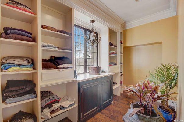 Interior, Walk-in Closets, Wood Texture Flooring