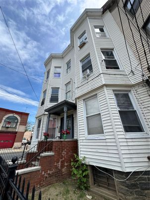 Exterior, Facade, Rowhouse