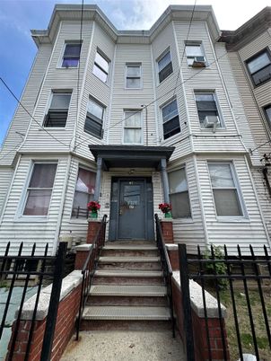 Exterior, Facade, Rowhouse