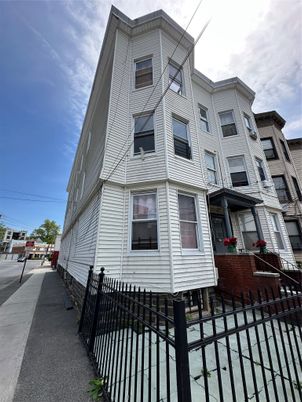 Exterior, Facade, Rowhouse